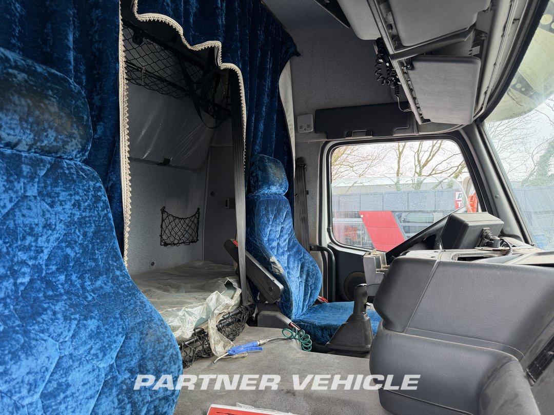 frontLeft : Volvo FM 380 Cap tractor