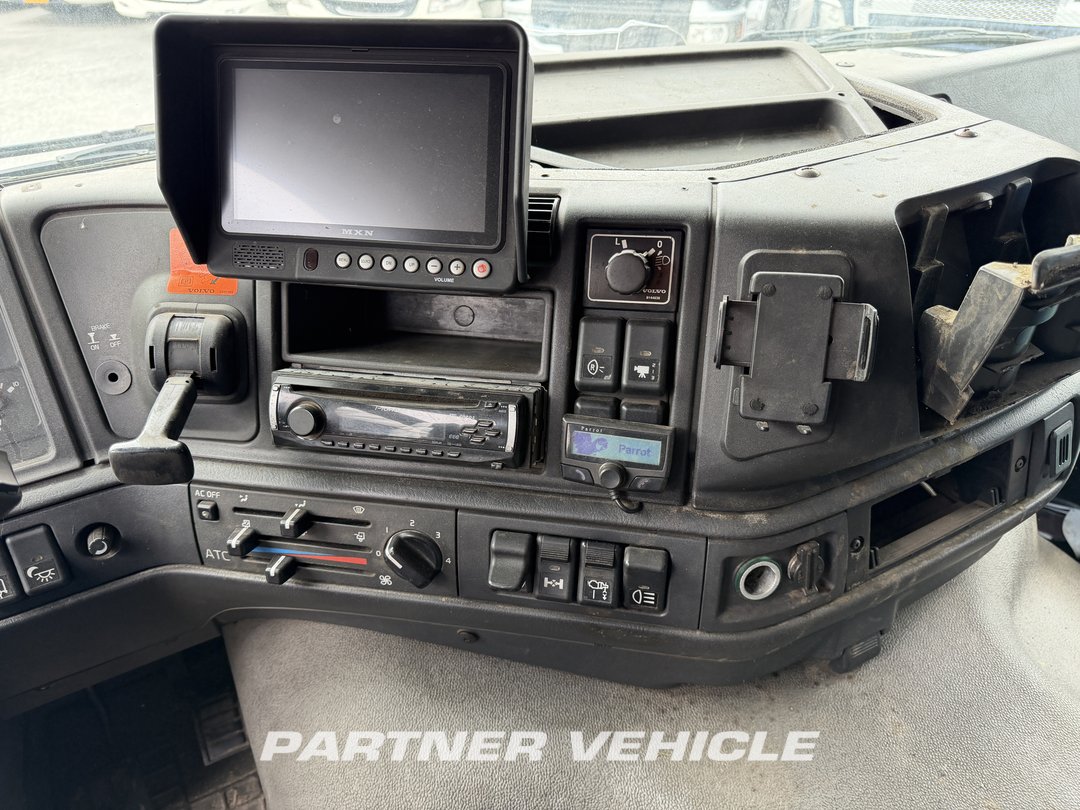 frontLeft : Volvo FM 380 Cap tractor