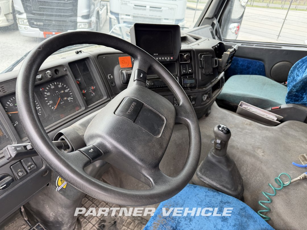 frontLeft : Volvo FM 380 Cap tractor