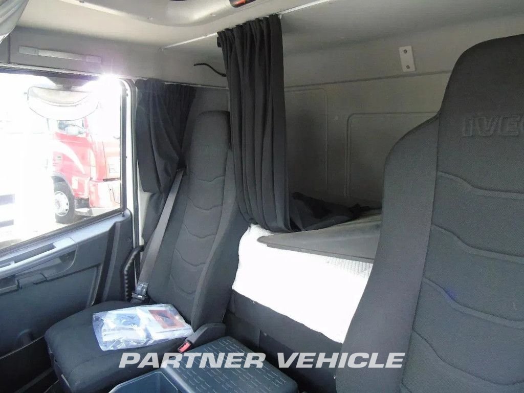 frontLeft : Iveco Eurocargo 120E250 Carroçarias furgão