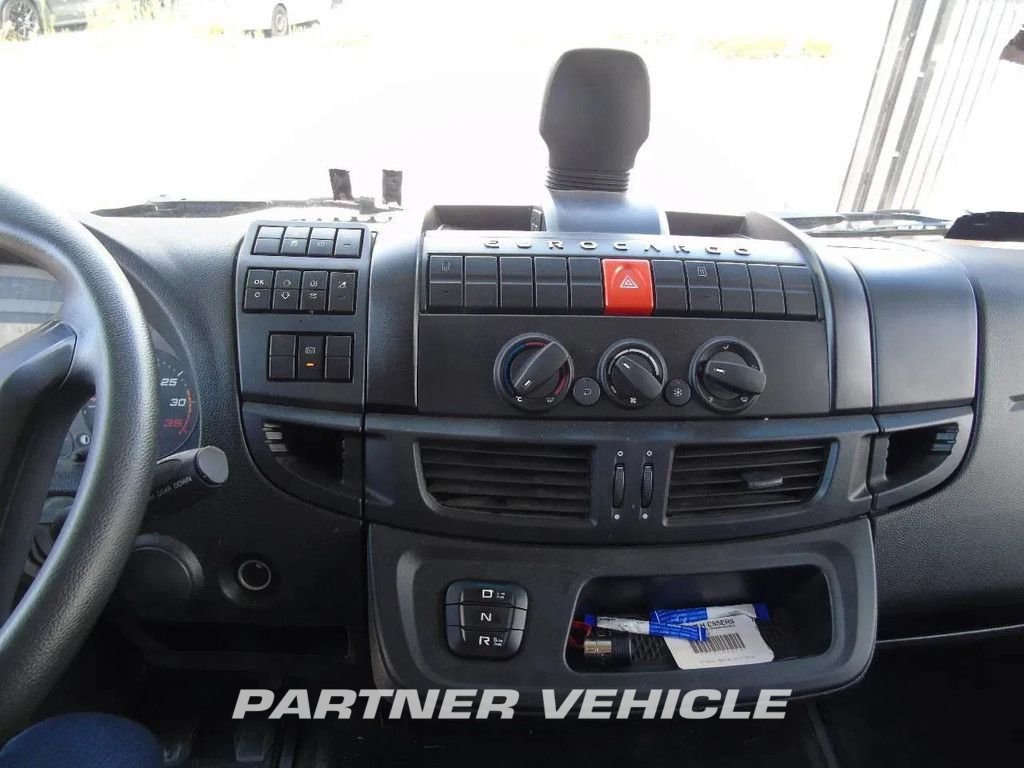 frontLeft : Iveco Eurocargo 120E250 Carroçarias furgão
