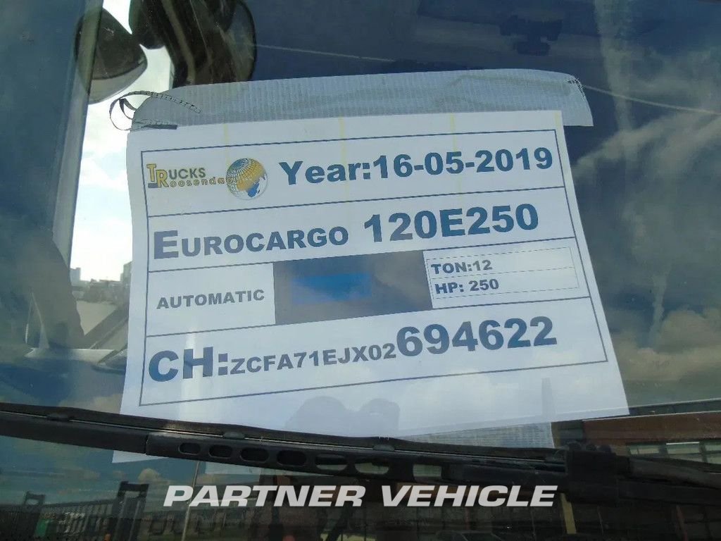 frontLeft : Iveco Eurocargo 120E250 Carroçarias furgão
