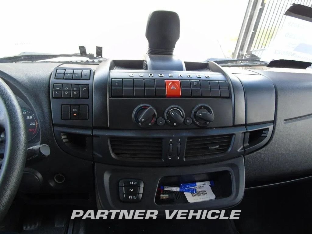 frontLeft : Iveco Eurocargo 120E250 Carroçarias furgão