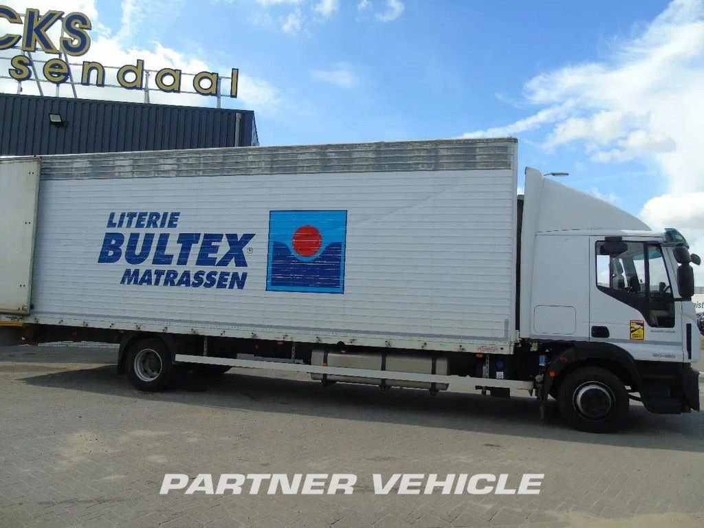 frontLeft : Iveco Eurocargo 120E250 Carroçarias furgão