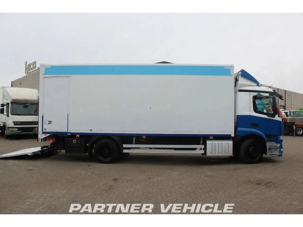 frontLeft : Mercedes Antos 1833 LKW mit Kofferaufbau