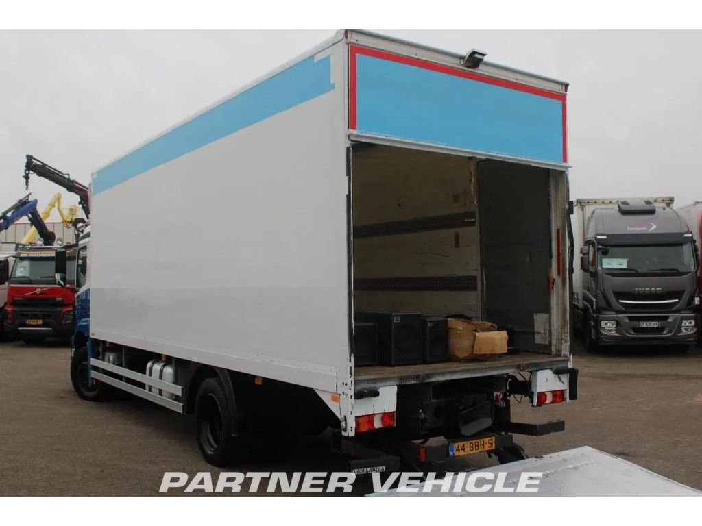 frontLeft : Mercedes Antos 1833 LKW mit Kofferaufbau