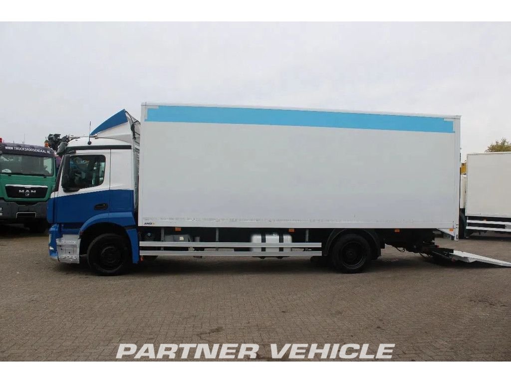 frontLeft : Mercedes Antos 1833 LKW mit Kofferaufbau
