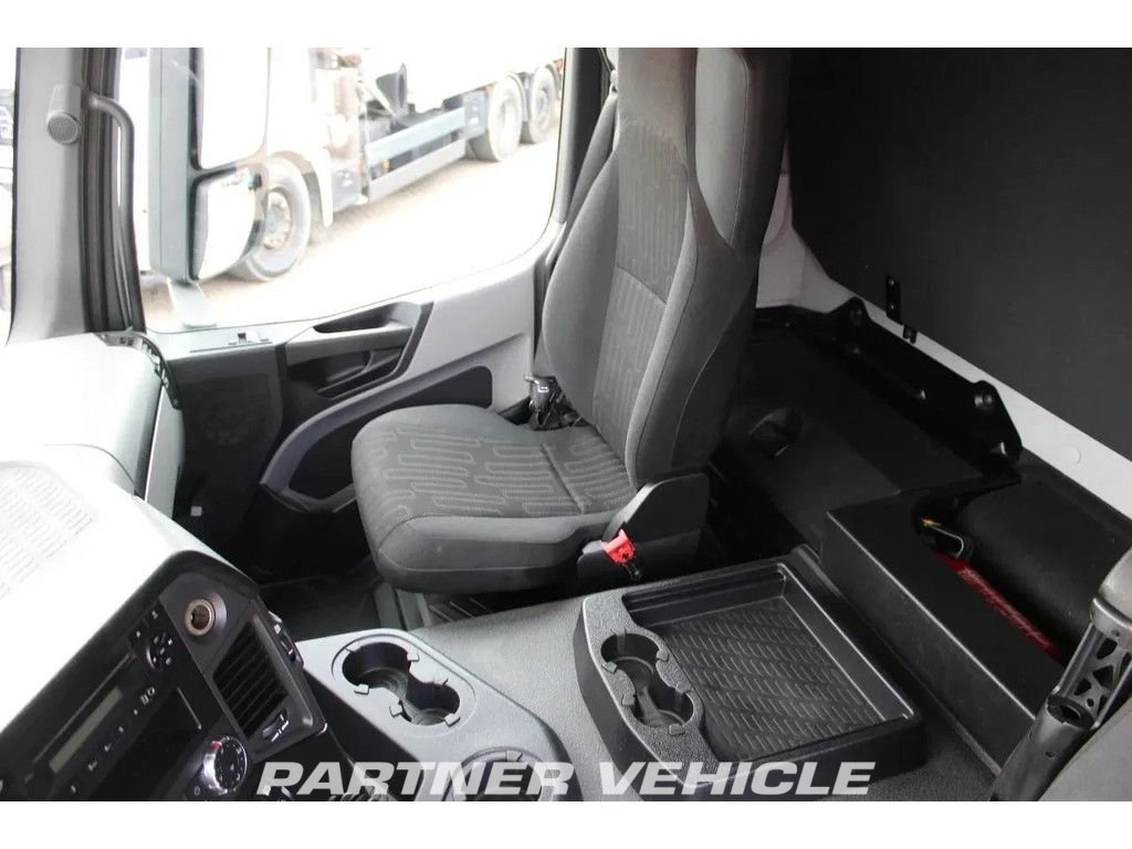 frontLeft : Mercedes Antos 1830 Karoserije furgona