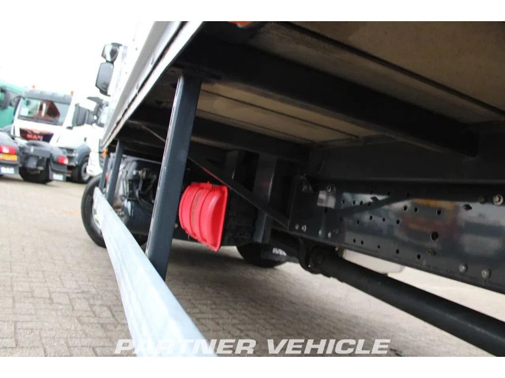frontLeft : Iveco Eurocargo 160E250 Karoserije furgona