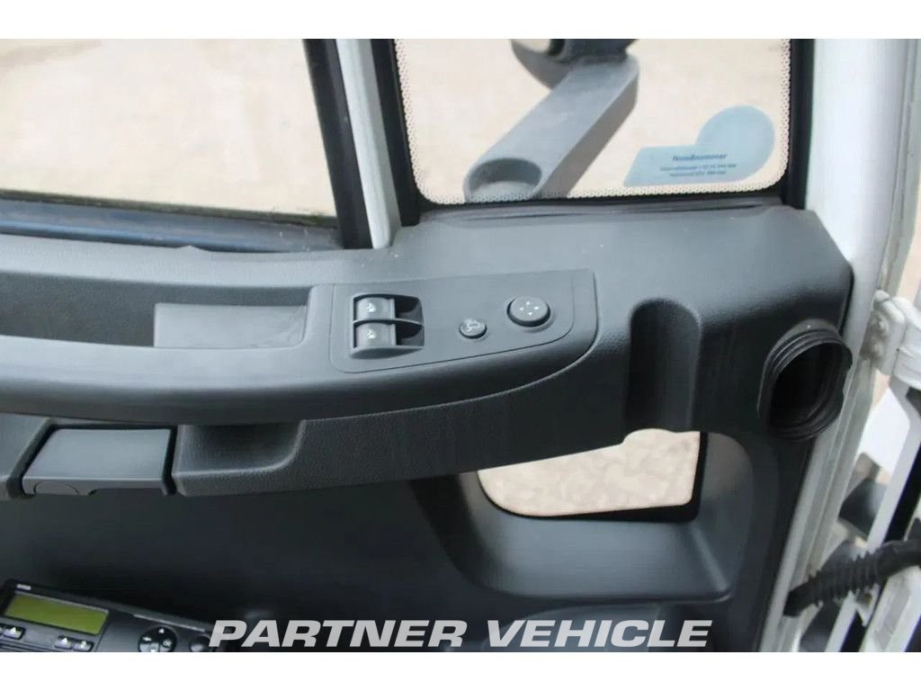 frontLeft : Iveco Eurocargo 80E180 Carroçarias furgão