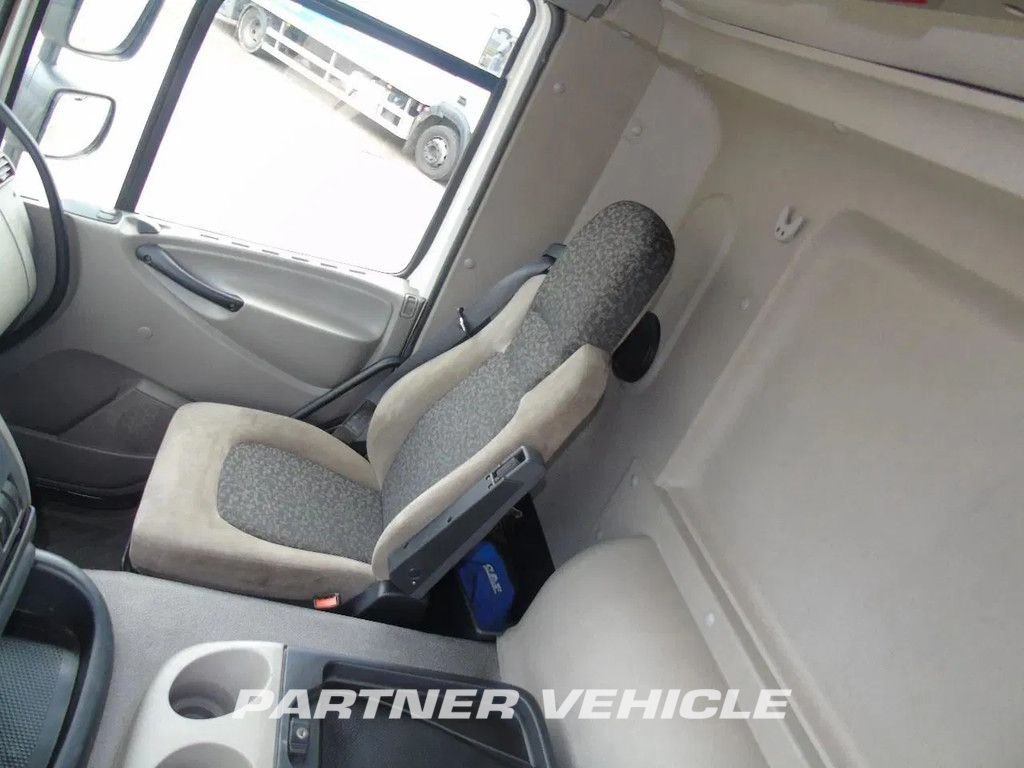 frontLeft : DAF CF65.220 Carrocerías furgónes