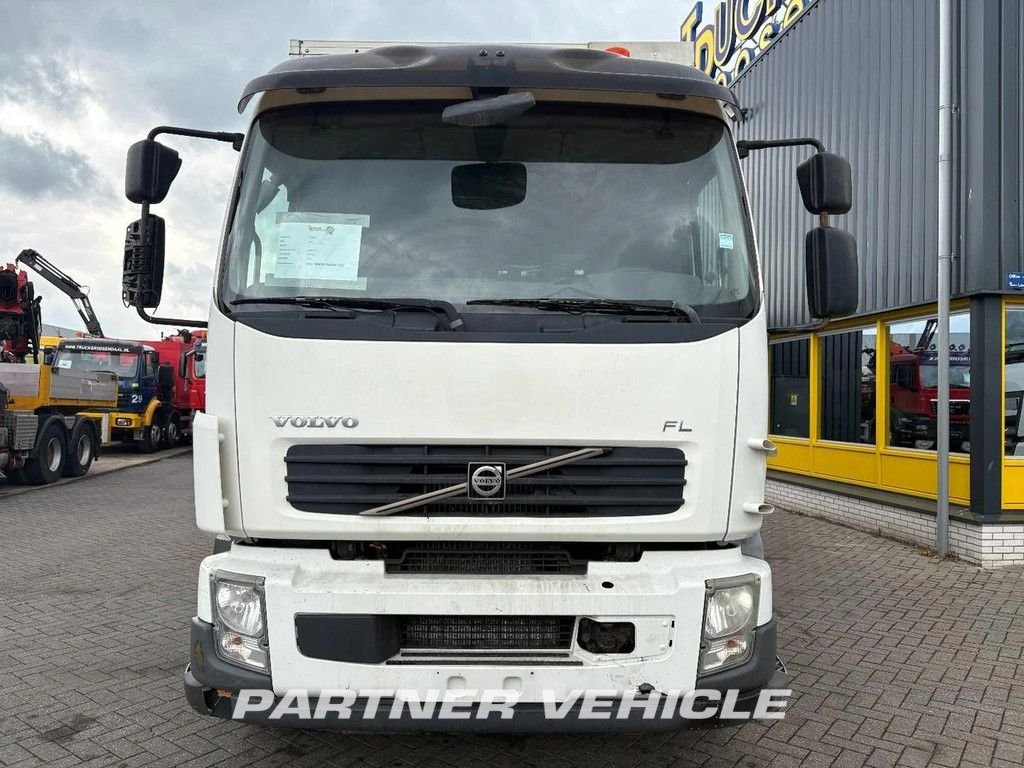 frontLeft : Volvo FL 12 Bakwagen