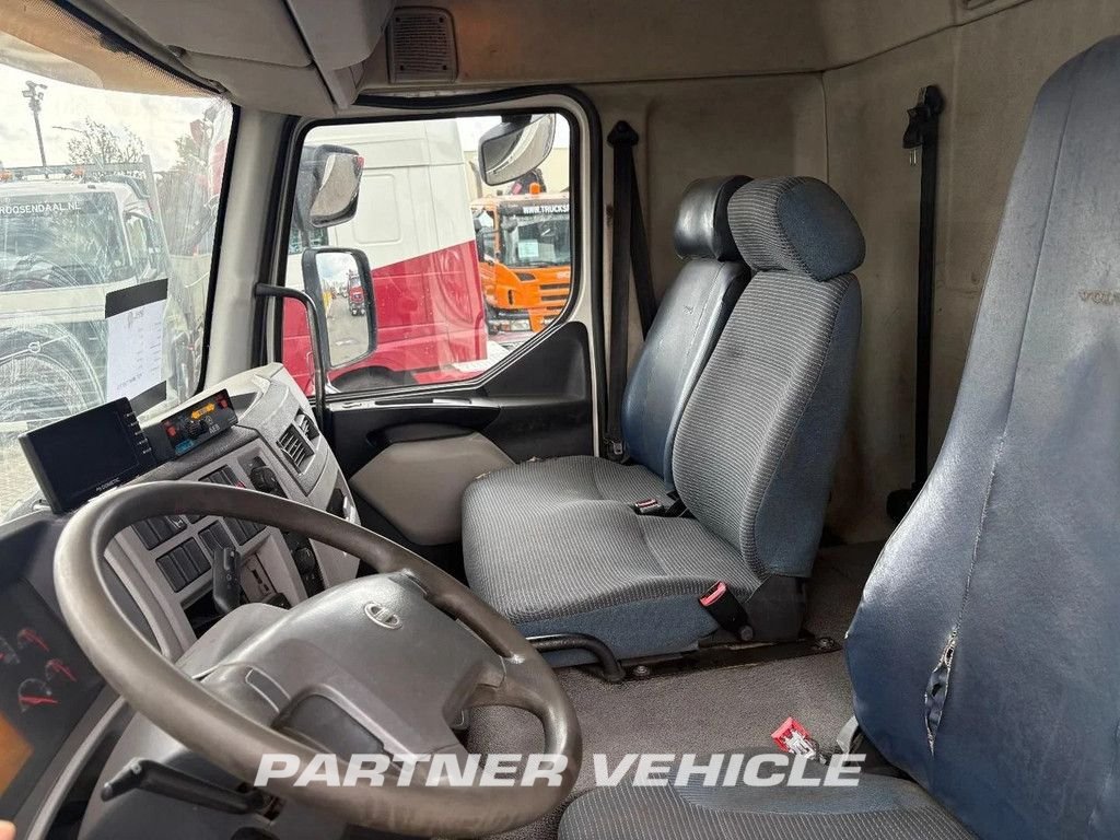 frontLeft : Volvo FL 12 Bakwagen