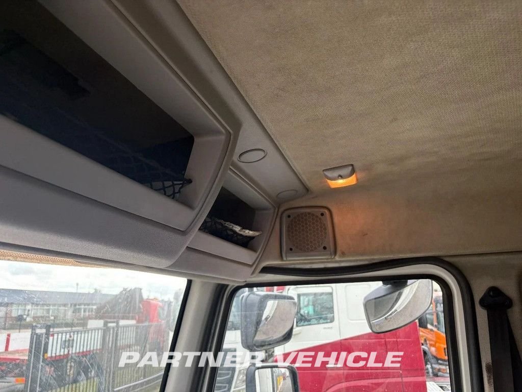 frontLeft : Volvo FL 12 Bakwagen