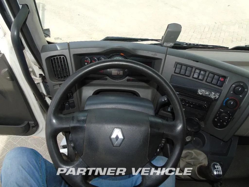 frontLeft : Renault Midlum 220 LKW mit Kofferaufbau
