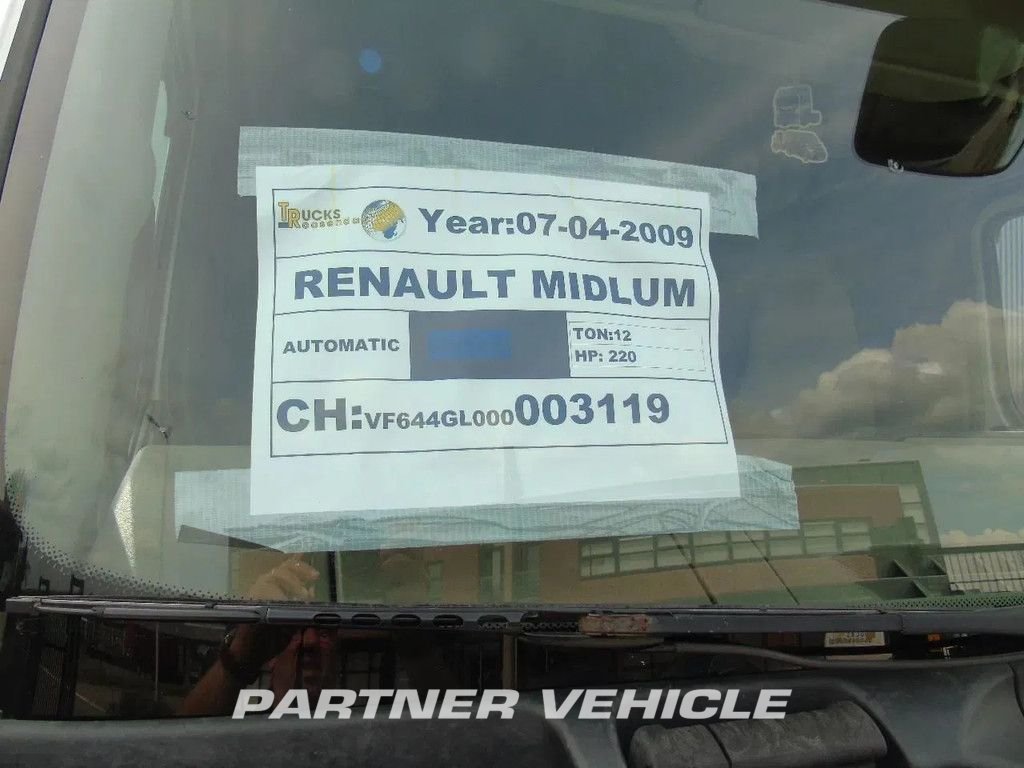 frontLeft : Renault Midlum 220 LKW mit Kofferaufbau