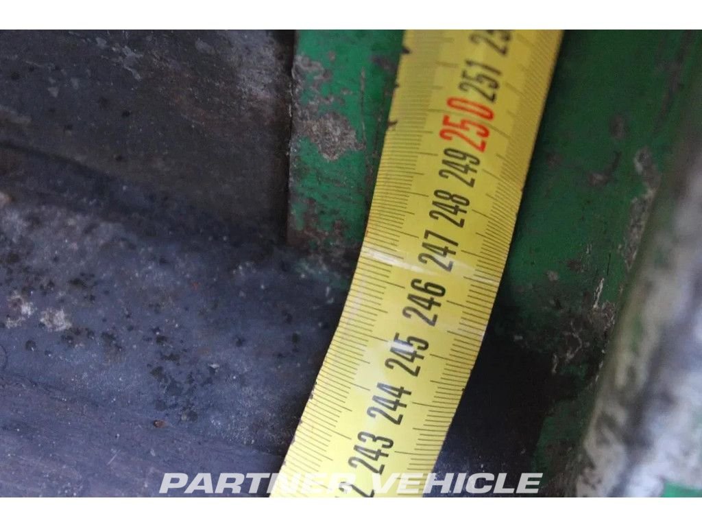 frontLeft : Mercedes Atego 1018 Грузовик с кузовом-фургоном
