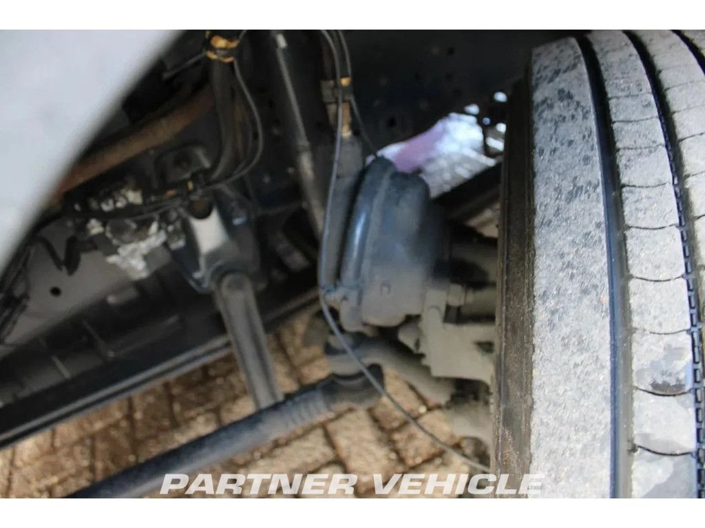 frontLeft : Mercedes Atego 1018 Грузовик с кузовом-фургоном