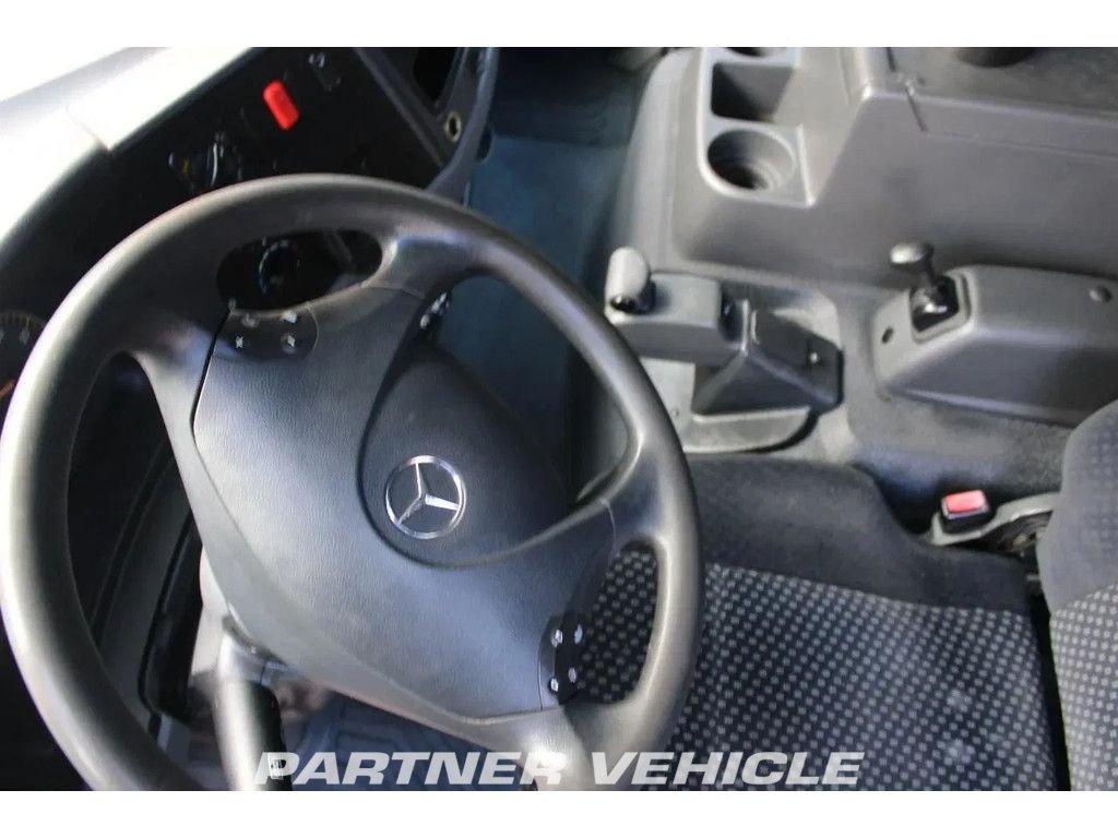 frontLeft : Mercedes Atego 1018 Грузовик с кузовом-фургоном