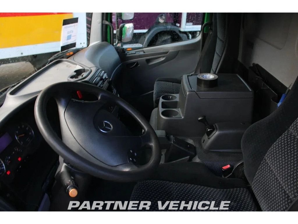 frontLeft : Mercedes Atego 1018 Грузовик с кузовом-фургоном