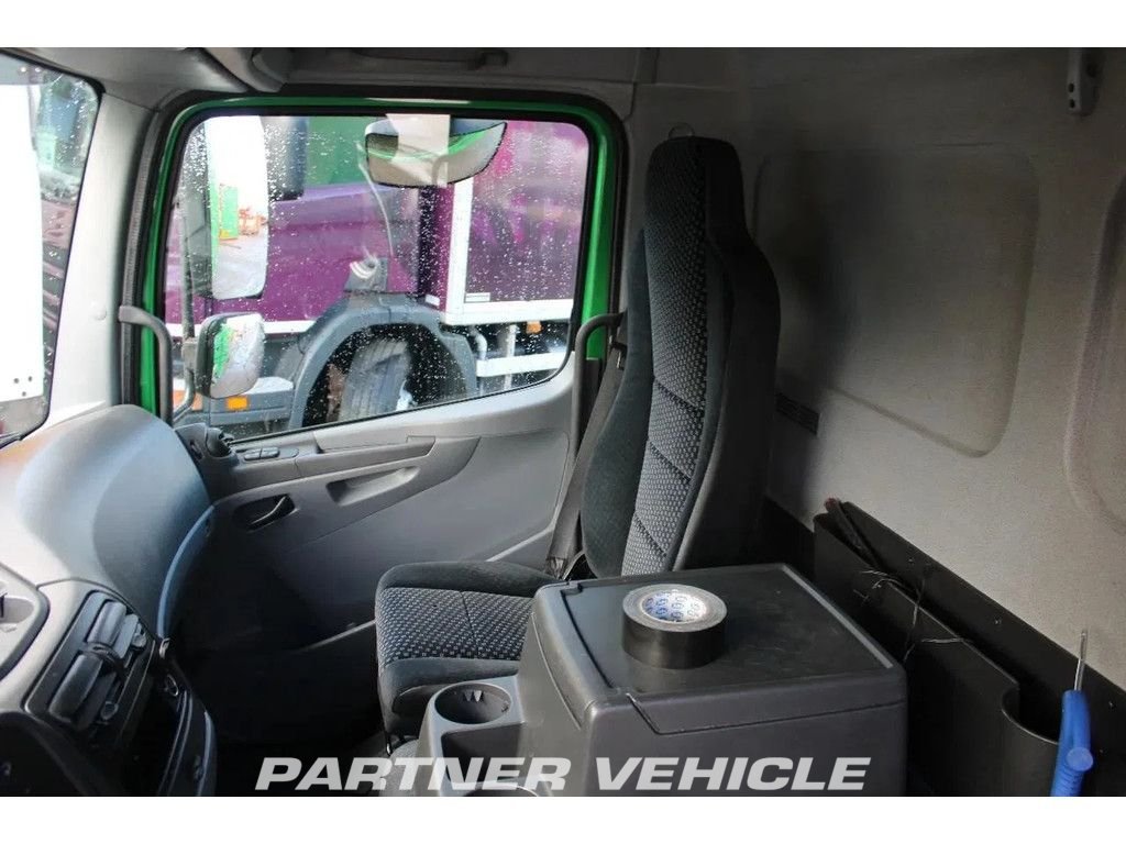 frontLeft : Mercedes Atego 1018 Грузовик с кузовом-фургоном