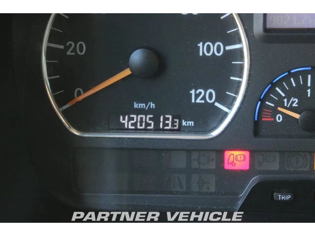 frontLeft : Mercedes Atego 1018 Грузовик с кузовом-фургоном