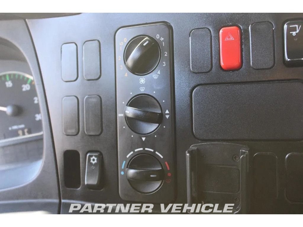 frontLeft : Mercedes Atego 1018 Грузовик с кузовом-фургоном