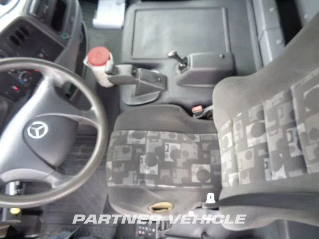 frontLeft : Mercedes Atego 822 Грузовик с кузовом-фургоном