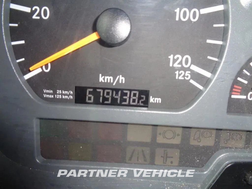 frontLeft : Mercedes Atego 822 Грузовик с кузовом-фургоном