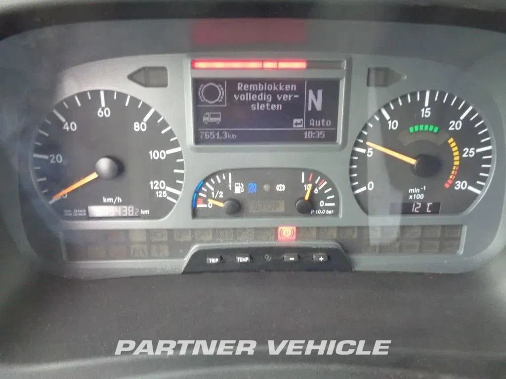 frontLeft : Mercedes Atego 822 Грузовик с кузовом-фургоном