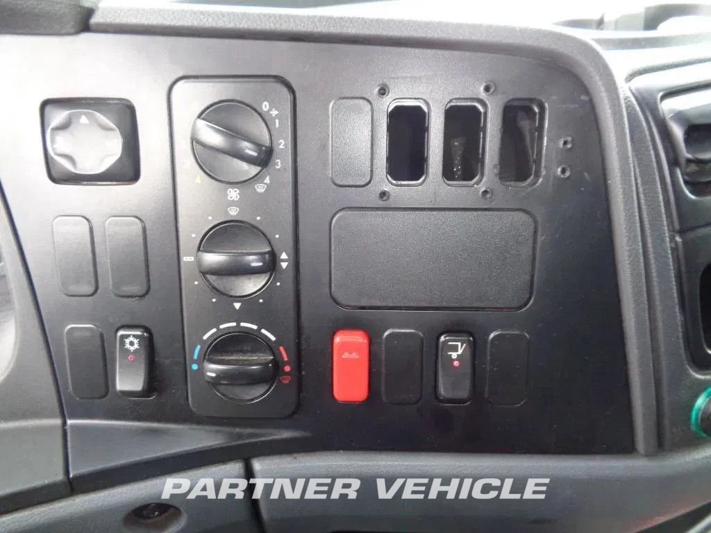 frontLeft : Mercedes Atego 822 Грузовик с кузовом-фургоном