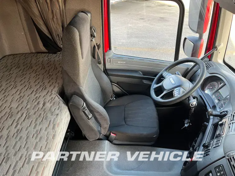 frontLeft : DAF CF 460 Tracteur routier