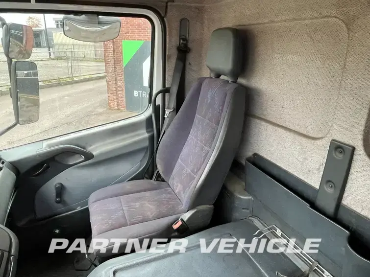 frontLeft : Mercedes Atego 1828 sattelzugmaschine