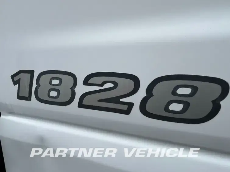 frontLeft : Mercedes Atego 1828 sattelzugmaschine