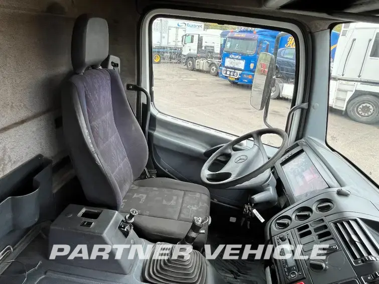frontLeft : Mercedes Atego 1828 sattelzugmaschine