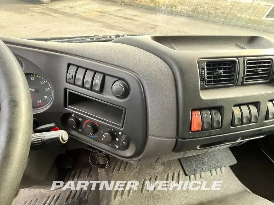 frontLeft : DAF LF55.250 Грузовик с кузовом-фургоном