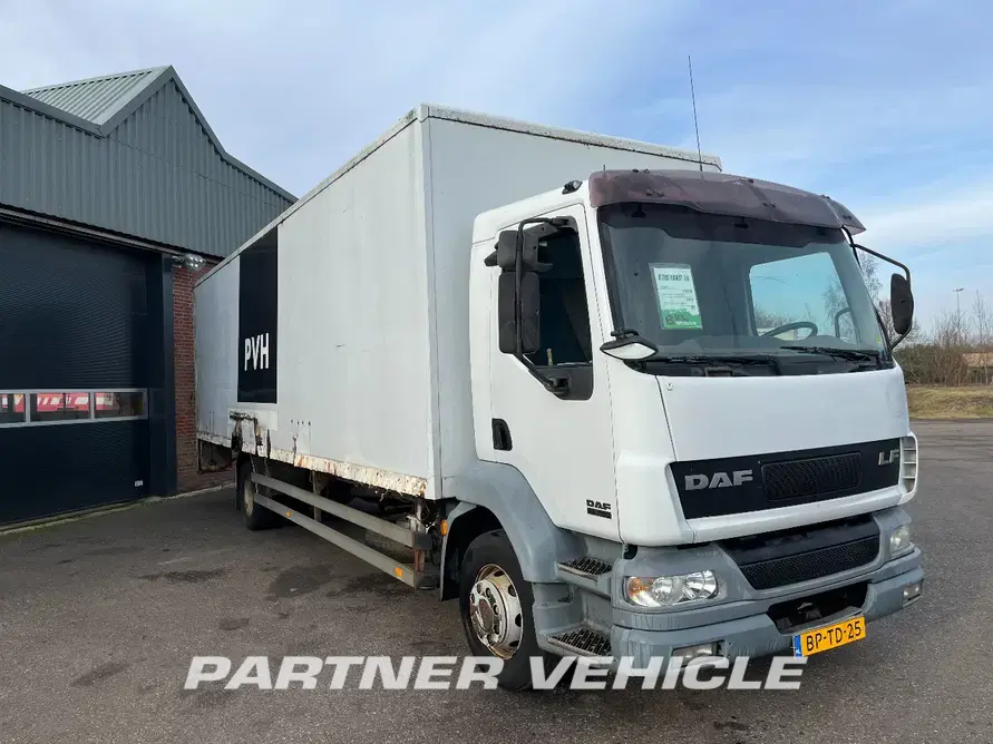 frontLeft : DAF LF55.250 Грузовик с кузовом-фургоном