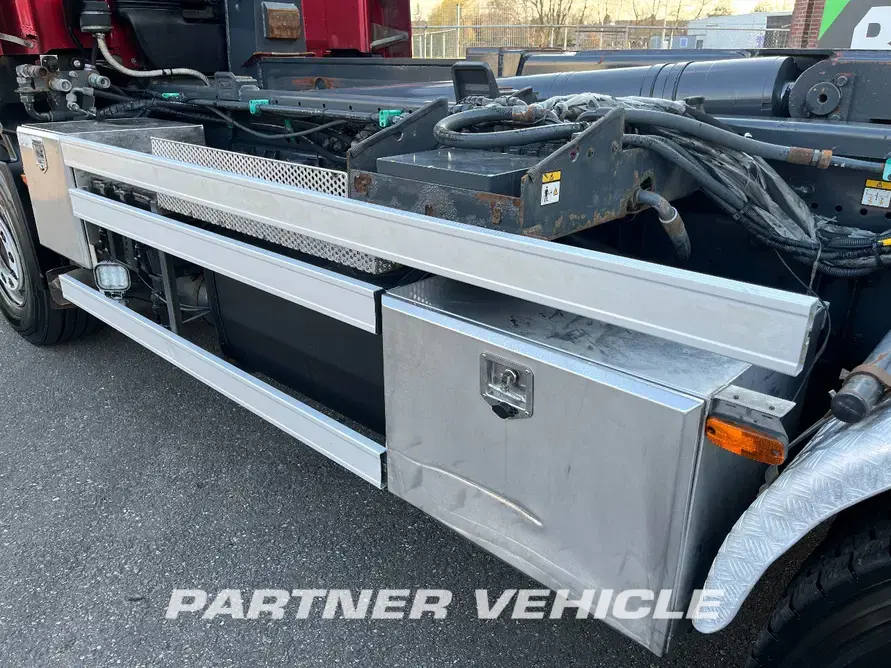 frontLeft : DAF CF85.460 Camion cu carlig de ridicare
