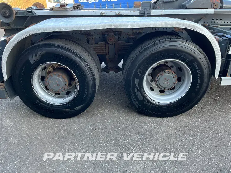 frontLeft : DAF CF85.460 Camion cu carlig de ridicare