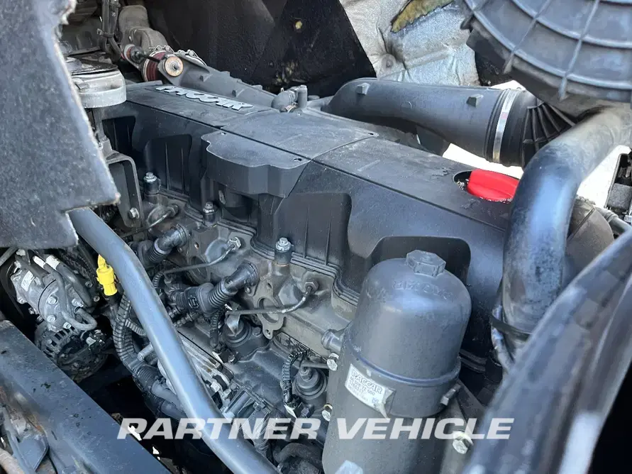 frontLeft : DAF CF85.460 Camion cu carlig de ridicare