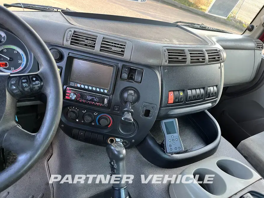 frontLeft : DAF CF85.460 Camion cu carlig de ridicare
