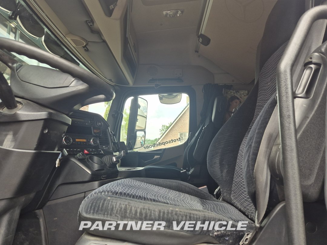 frontLeft : Mercedes Actros 2442 Cap tractor
