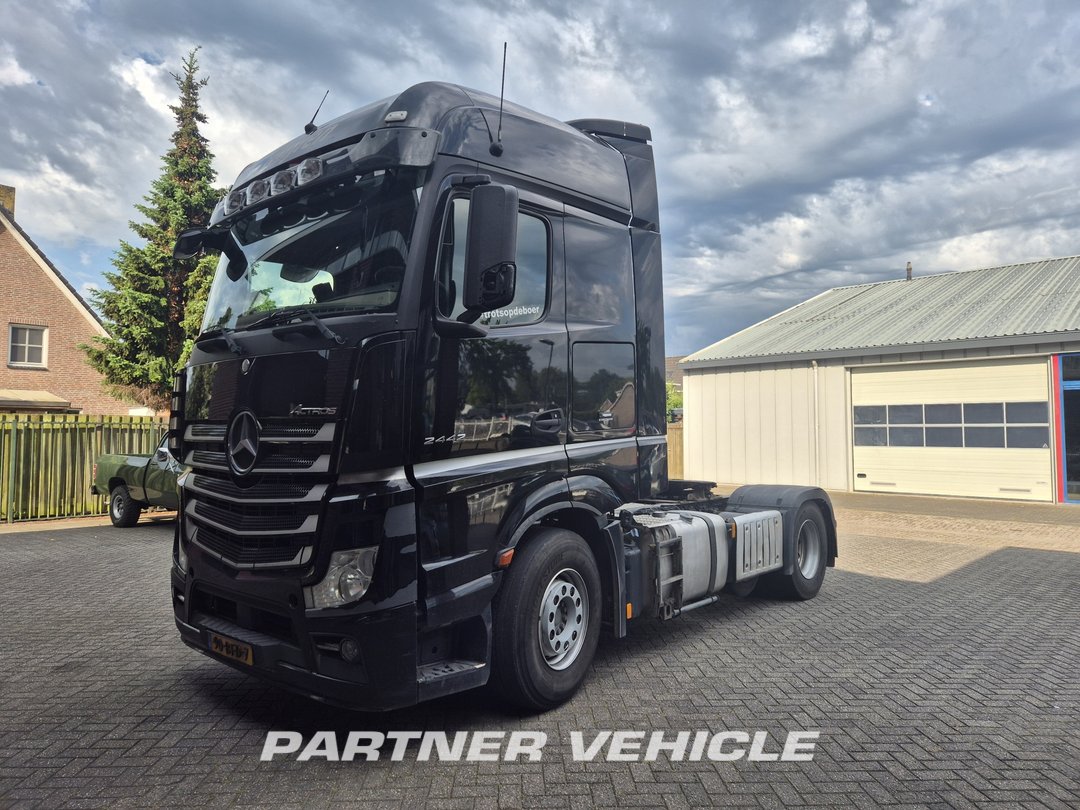 frontLeft : Mercedes Actros 2442 Cap tractor
