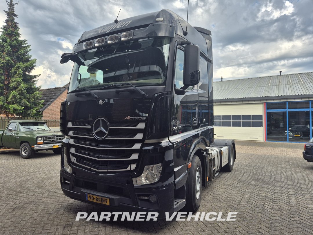 frontLeft : Mercedes Actros 2442 Cap tractor