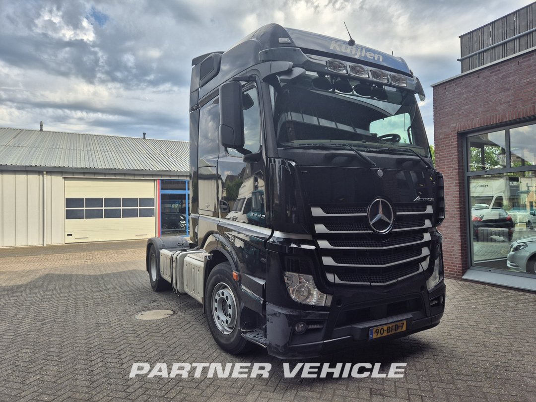 frontLeft : Mercedes Actros 2442 Cap tractor