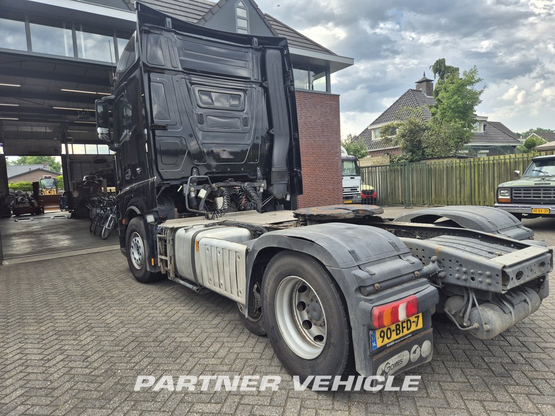 frontLeft : Mercedes Actros 2442 Cap tractor
