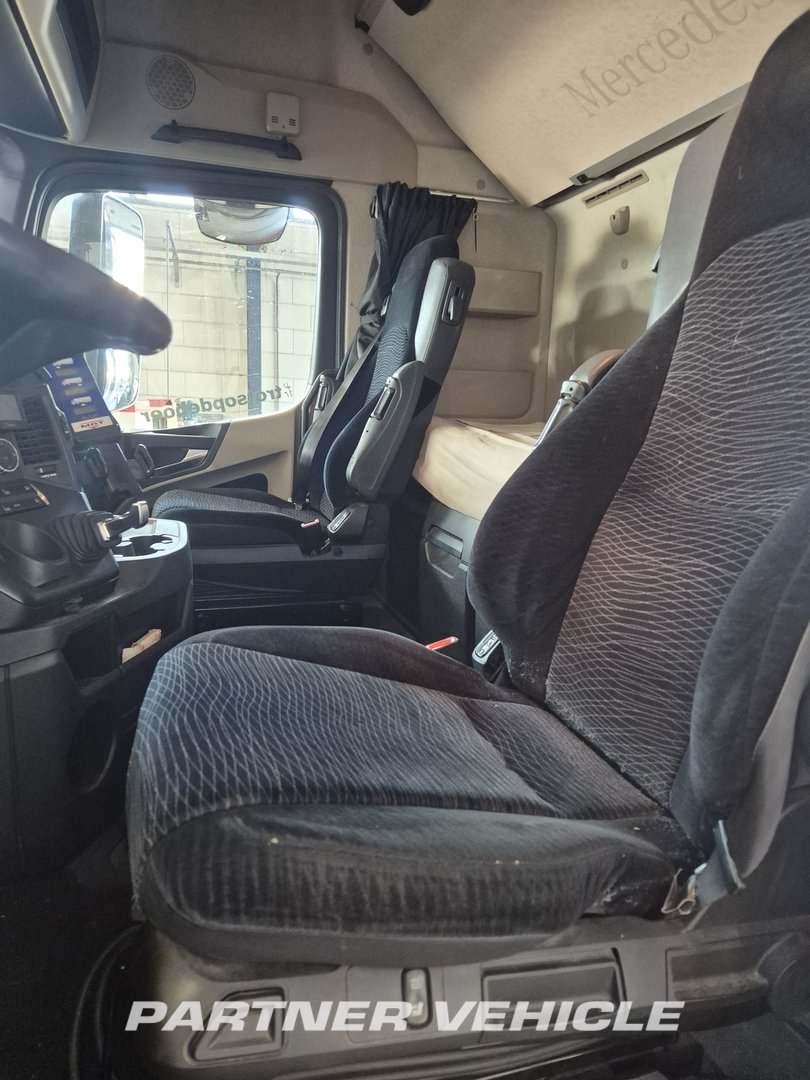 frontLeft : Mercedes Actros 2442 Cap tractor