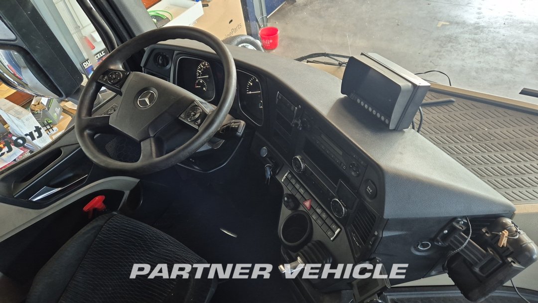 frontLeft : Mercedes Actros 2442 Cap tractor