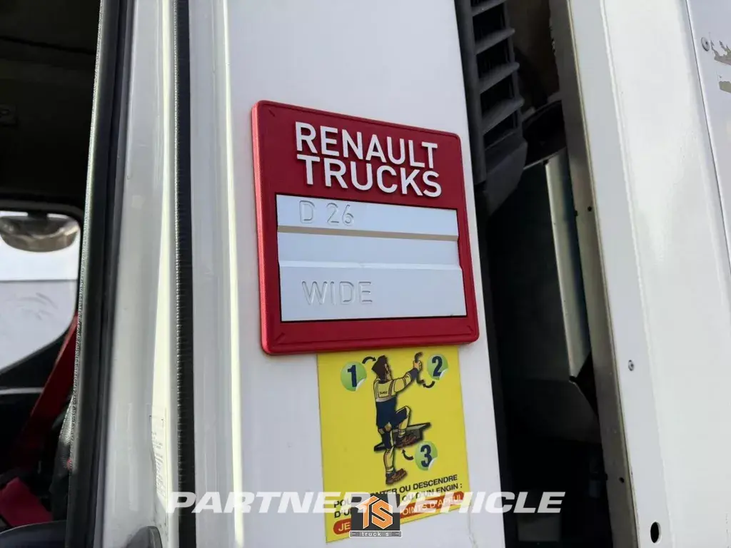 frontLeft : Renault D 320 شاحنة القمامة