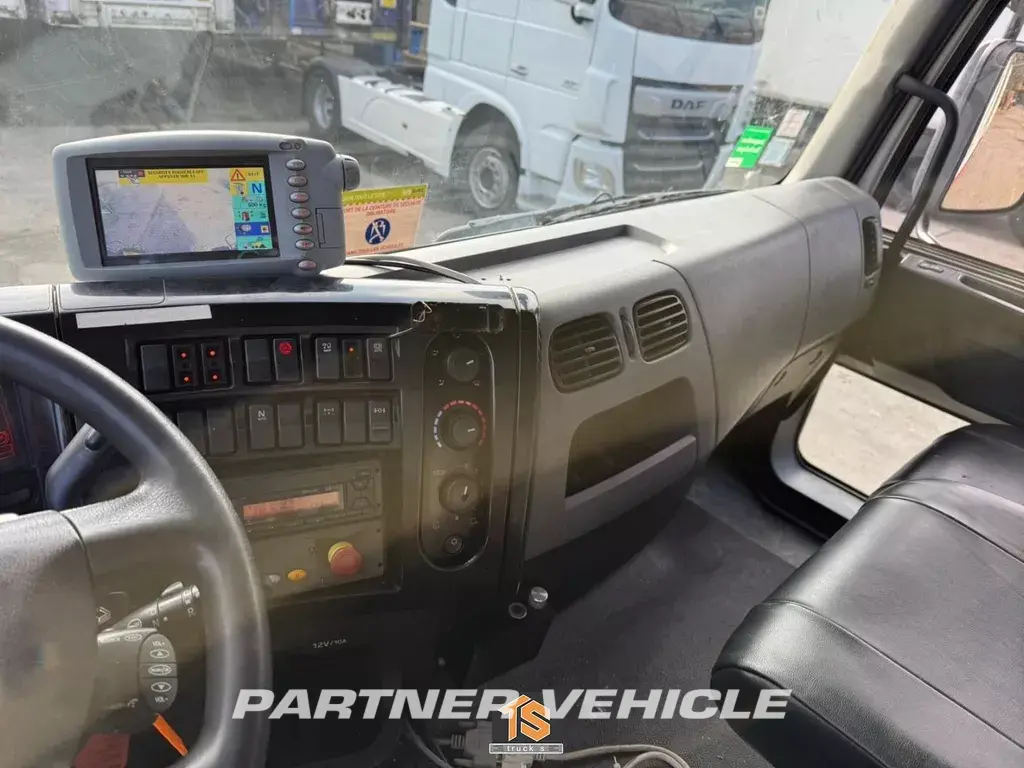 frontLeft : Renault D 320 شاحنة القمامة